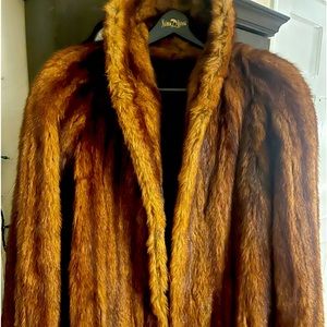 Size Medium vintage knee length coat. Good condition. Two owners same family.